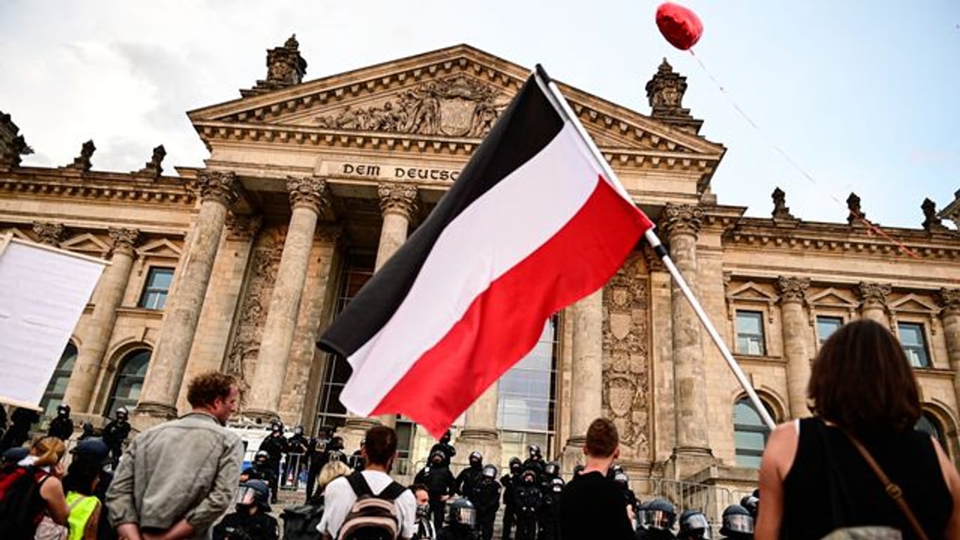 Corona-Leugner, Reichsbürger und Rechtsextremisten versuchten im August 2020 mit schwarz-weiß-rot gestreiften Reichsfahnen das Reichstagsgebäude zu stürmen.