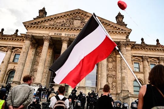 Corona-Leugner, Reichsbürger und Rechtsextremisten versuchten im August 2020 mit schwarz-weiß-rot gestreiften Reichsfahnen das Reichstagsgebäude zu stürmen.