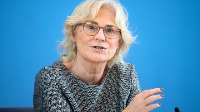 Justizministerin Lambrecht fordert von den Ländern, die Verhältnismäßigkeit der Maskenpflicht zu prüfen. Justizministerin Lambrecht fordert von den Ländern, die Verhältnismäßigkeit der Maskenpflicht zu prüfen.