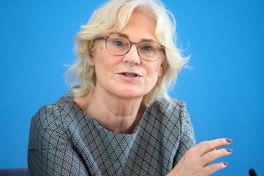 Justizministerin Lambrecht fordert von den Ländern, die Verhältnismäßigkeit der Maskenpflicht zu prüfen.