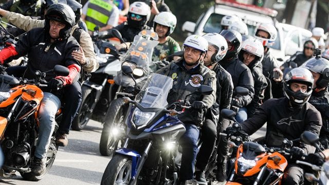 Bolsonaro in der Karawane von Motorradfahrern auf ihrem Weg durch Sao Paulo. Bolsonaro in der Karawane von Motorradfahrern auf ihrem Weg durch Sao Paulo.