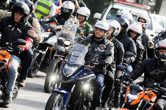 Bolsonaro in der Karawane von Motorradfahrern auf ihrem Weg durch Sao Paulo.
