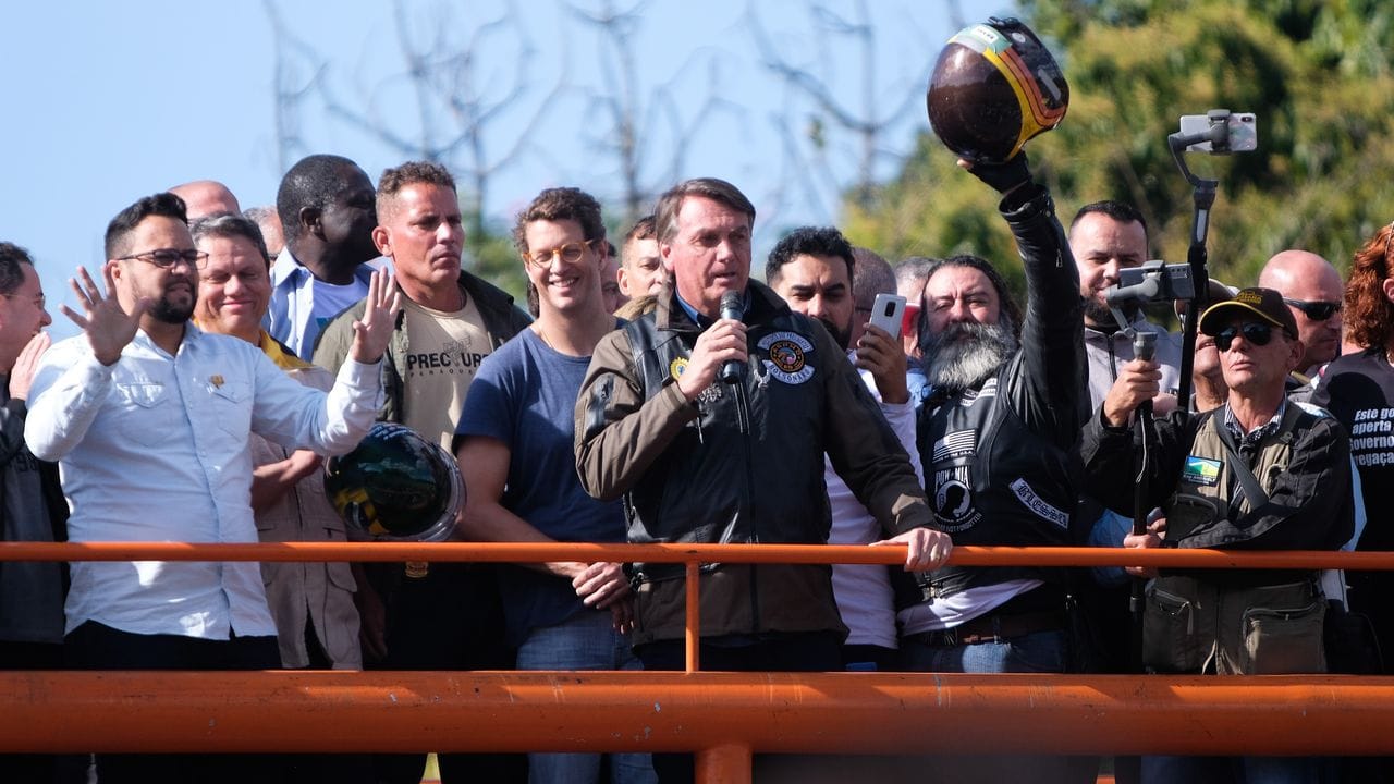 Brasiliens Präsident Jair Bolsonaro sprich nach einer Motorradrallye in Sau Paulo zu seinen Anhängern.