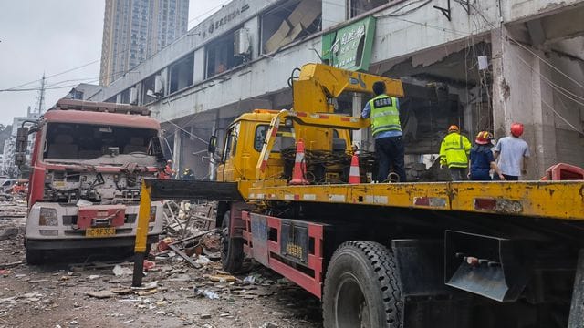 Rettungskräfte am Ort der Gasexplosion in der Gemeinde Yanhu im Bezirk Zhangwan in der Stadt Shiyan. Rettungskräfte am Ort der Gasexplosion in der Gemeinde Yanhu im Bezirk Zhangwan in der Stadt Shiyan.