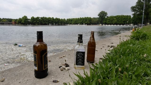 Leere Flaschen sind die letzten Überreste einer Party am Aachener Weiher in Köln. Leere Flaschen sind die letzten Überreste einer Party am Aachener Weiher in Köln.