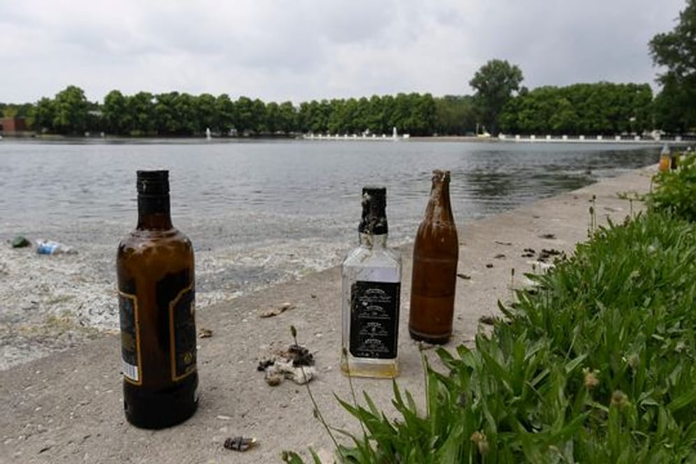 Leere Flaschen sind die letzten Überreste einer Party am Aachener Weiher in Köln.