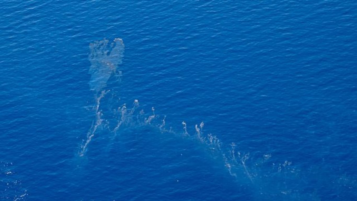 Ein Blick auf einen Ölteppich im Mittelmeer, der sich dem östlichen Korsika nähert und anscheinend von einem Schiff ausgetreten ist.