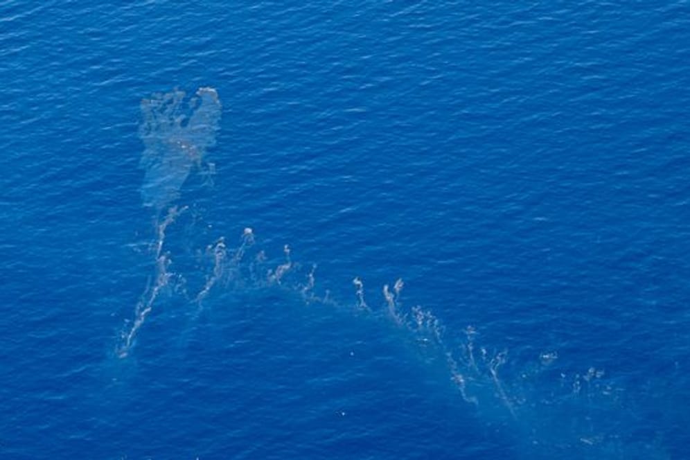 Ein Blick auf einen Ölteppich im Mittelmeer, der sich dem östlichen Korsika nähert und anscheinend von einem Schiff ausgetreten ist.
