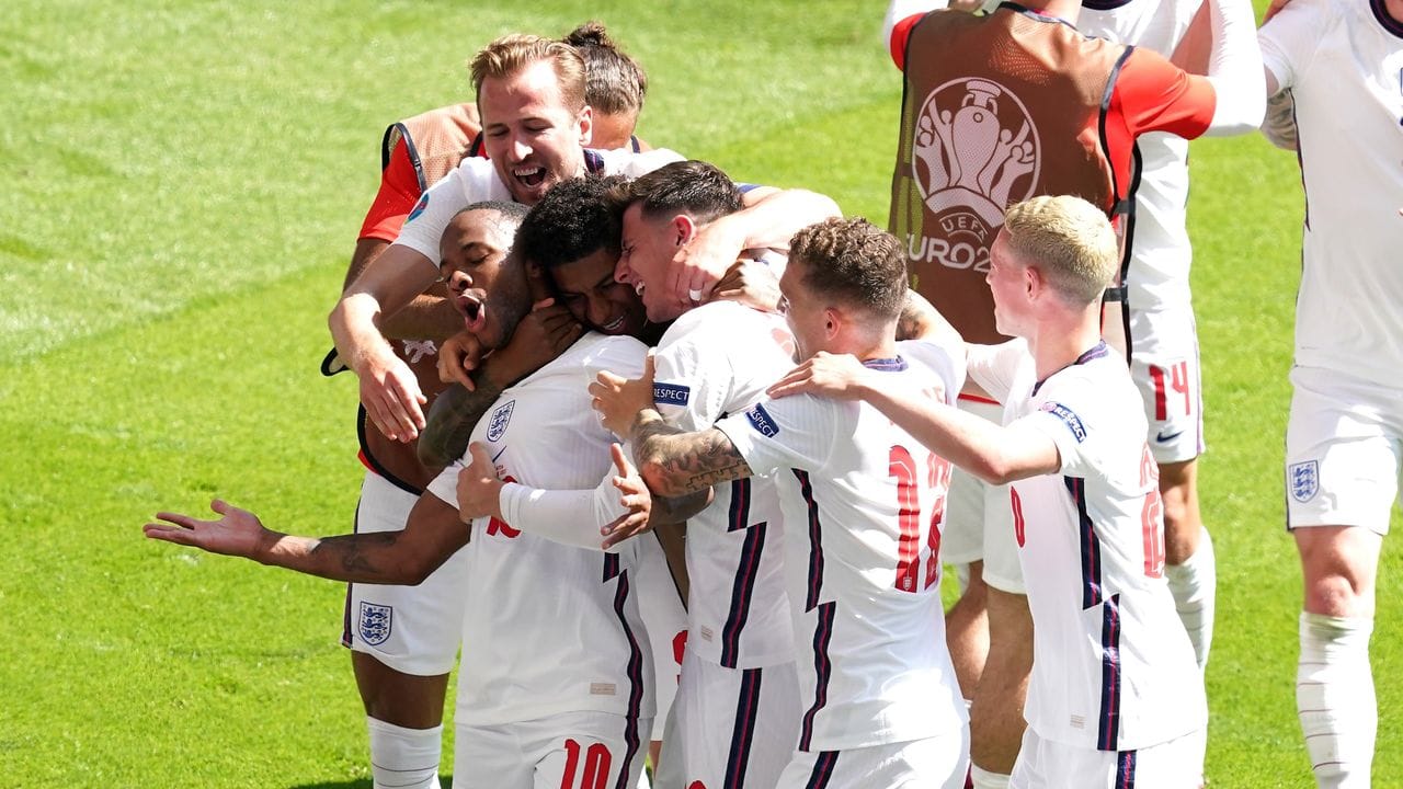 Die englischen Spieler bejubeln die Führung. Die englischen Spieler bejubeln die Führung.