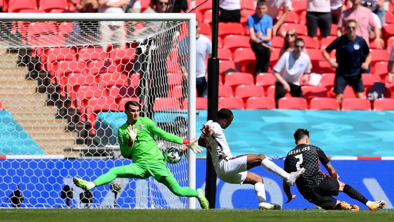 Raheem Sterling (M) schießt den Ball zum 1:0 ins Tor. Raheem Sterling (M) schießt den Ball zum 1:0 ins Tor.