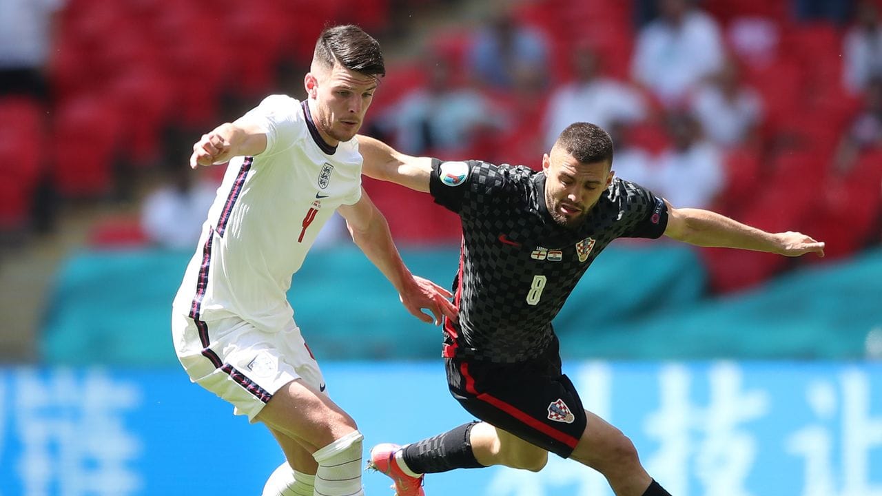 Englands Declan Rice (l) im Zweikampf mit Kroatiens Mateo Kovacic. Englands Declan Rice (l) im Zweikampf mit Kroatiens Mateo Kovacic.