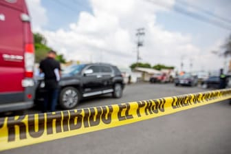 Ein Absperrband der Polizei an einem Tatort in Mexiko (Symbolbild): Ein Mann soll seine Frau getötet und Teile von ihr gegessen haben.