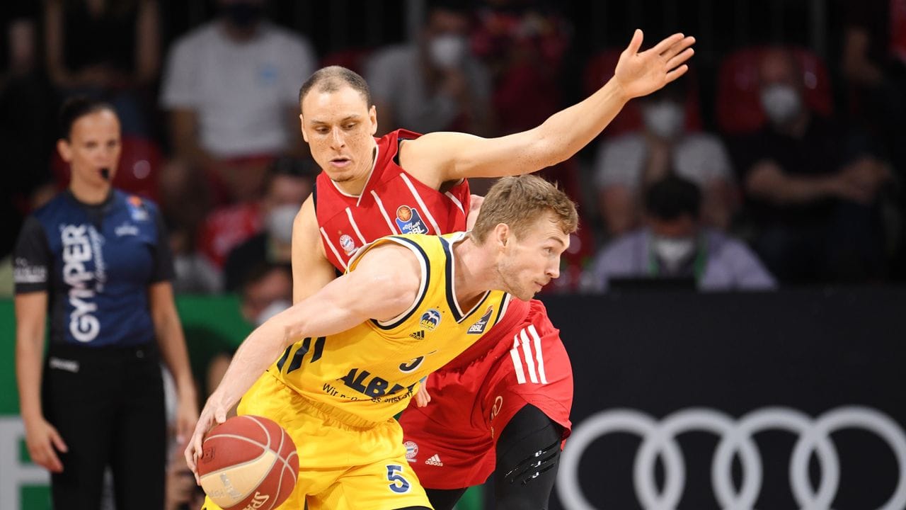 Alba-Kapitän Niels Giffey (vorne) im Duell mit Bayerns Robin Amaize. Alba-Kapitän Niels Giffey (vorne) im Duell mit Bayerns Robin Amaize.