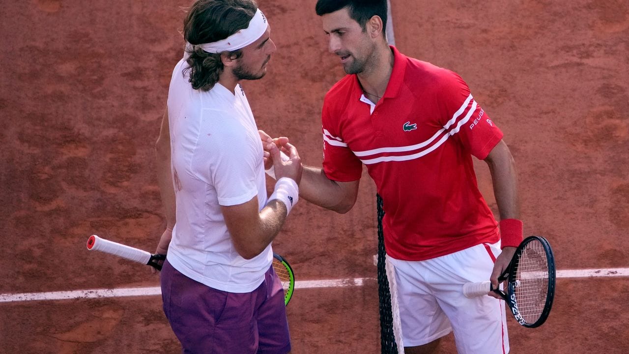 Novak Djokovic (r) und Stefanos Tsitsipas geben sich nach der Partie die Hand.