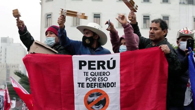 In Lima haben sich Unterstützer des Präsidentschaftskandidaten Pedro Castillo versammelt. In Lima haben sich Unterstützer des Präsidentschaftskandidaten Pedro Castillo versammelt.