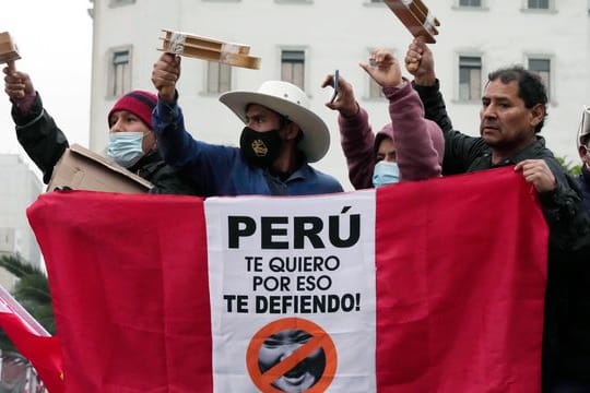 In Lima haben sich Unterstützer des Präsidentschaftskandidaten Pedro Castillo versammelt.