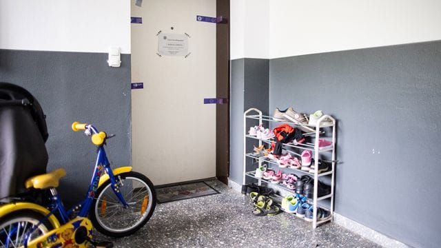 Siegel der Polizei hängen im September 2020 an einer Wohnungstür in Solingen. Siegel der Polizei hängen im September 2020 an einer Wohnungstür in Solingen.