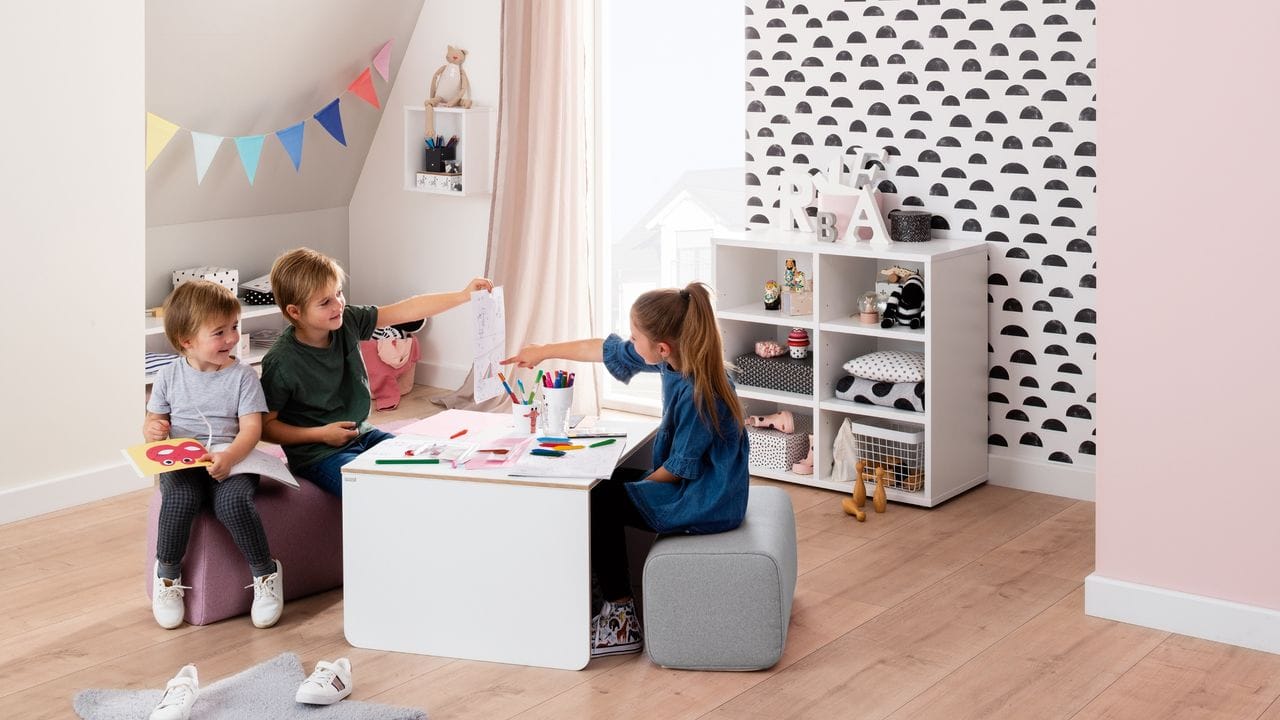 In jedem Kinderzimmer sollten ein Tisch sowie Stühle stehen - ein fester Platz, an dem die Kinder malen, basteln und spielen können.