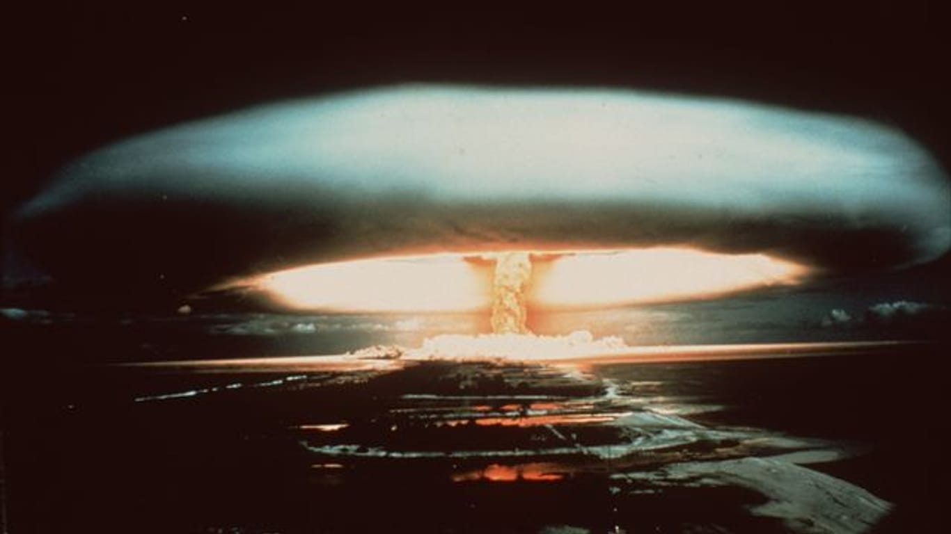 1970: Nach der Explosion einer französischen Atombombe schwebt ein riesiger Atompilz über dem Mururoa-Atoll.