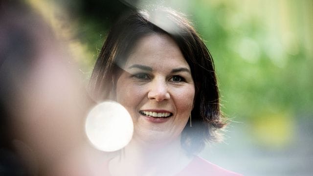Annalena Baerbock, Kanzlerkandidatin und Bundesvorsitzende von Bündnis 90/Die Grünen, gibt am Rande der Bundesdelegiertenkonferenz ihrer Partei Interviews. Annalena Baerbock, Kanzlerkandidatin und Bundesvorsitzende von Bündnis 90/Die Grünen, gibt am Rande der Bundesdelegiertenkonferenz ihrer Partei Interviews.