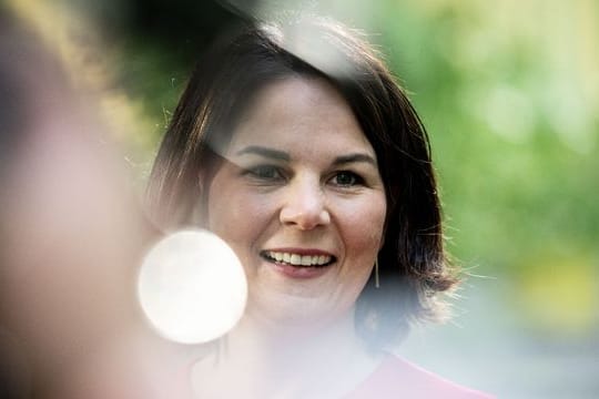 Annalena Baerbock, Kanzlerkandidatin und Bundesvorsitzende von Bündnis 90/Die Grünen, gibt am Rande der Bundesdelegiertenkonferenz ihrer Partei Interviews.