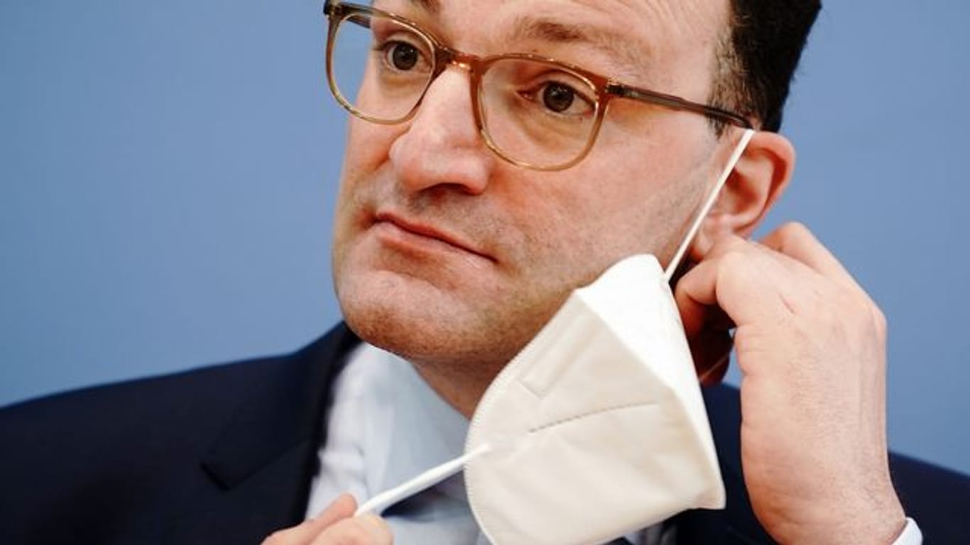 Bundesgesundheitsminister Spahn: "In einem ersten Schritt kann die Maskenpflicht draußen grundsätzlich entfallen".