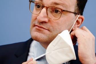 Bundesgesundheitsminister Spahn: "In einem ersten Schritt kann die Maskenpflicht draußen grundsätzlich entfallen".
