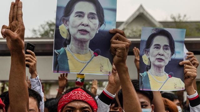 Beobachter und Menschenrechtsexperten vermuten, dass die Junta Aung San Suu Kyi durch mehrere Verfahren langfristig zum Schweigen bringen will. Beobachter und Menschenrechtsexperten vermuten, dass die Junta Aung San Suu Kyi durch mehrere Verfahren langfristig zum Schweigen bringen will.