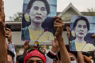 Beobachter und Menschenrechtsexperten vermuten, dass die Junta Aung San Suu Kyi durch mehrere Verfahren langfristig zum Schweigen bringen will.