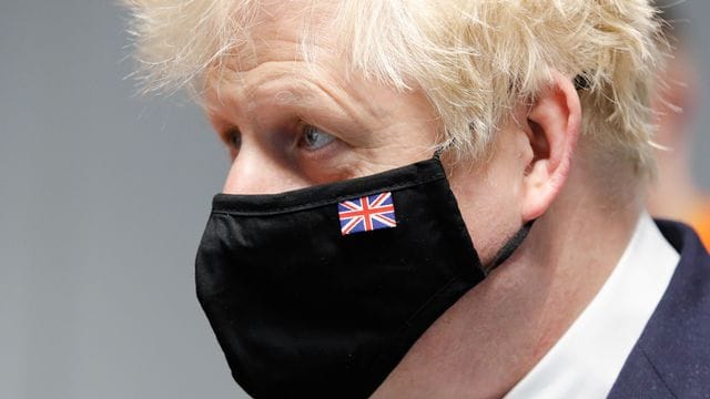 Premier Boris Johnson trägt einen Mund-Nasen-Schutz mit dem Union Jack.