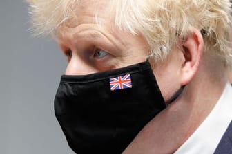Premier Boris Johnson trägt einen Mund-Nasen-Schutz mit dem Union Jack.