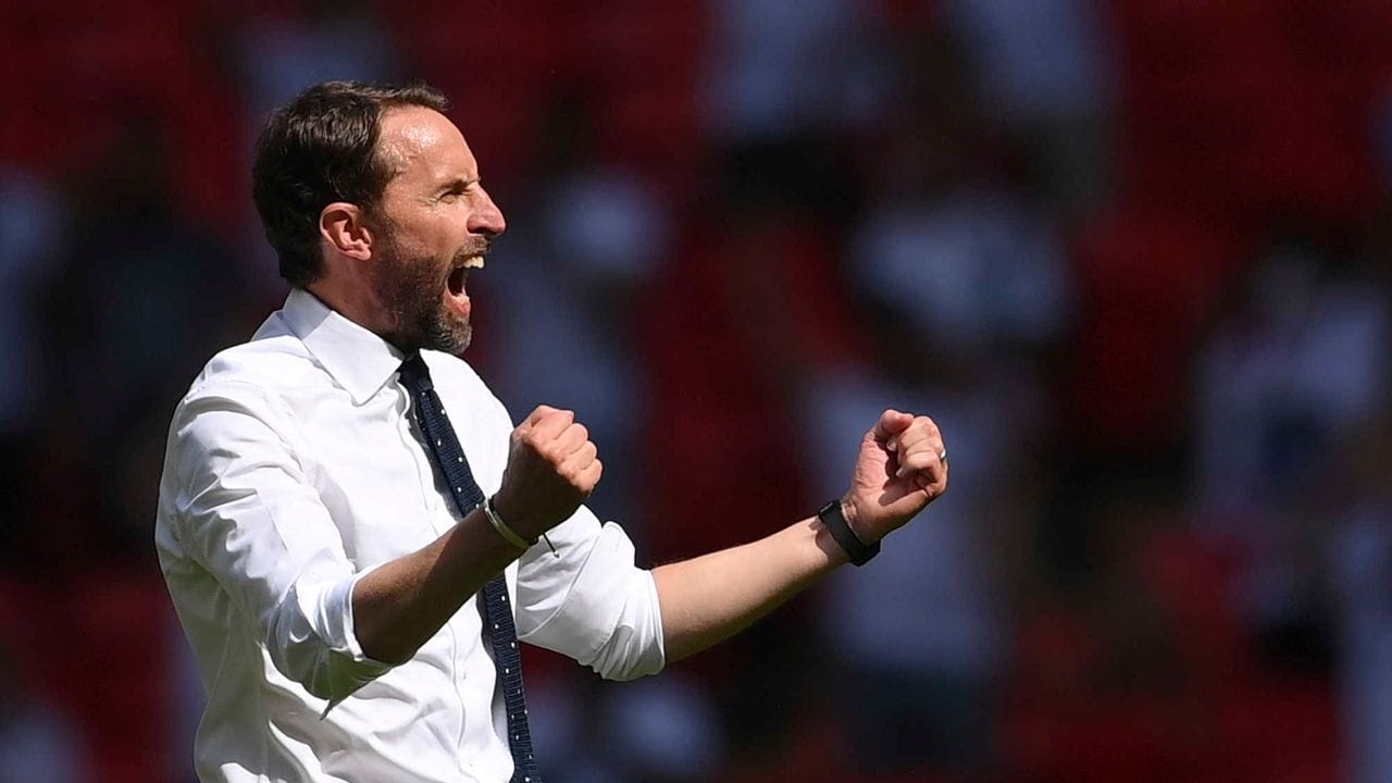 Englands Nationaltrainer Gareth Southgate jubelt nach dem Auftaktsieg.
