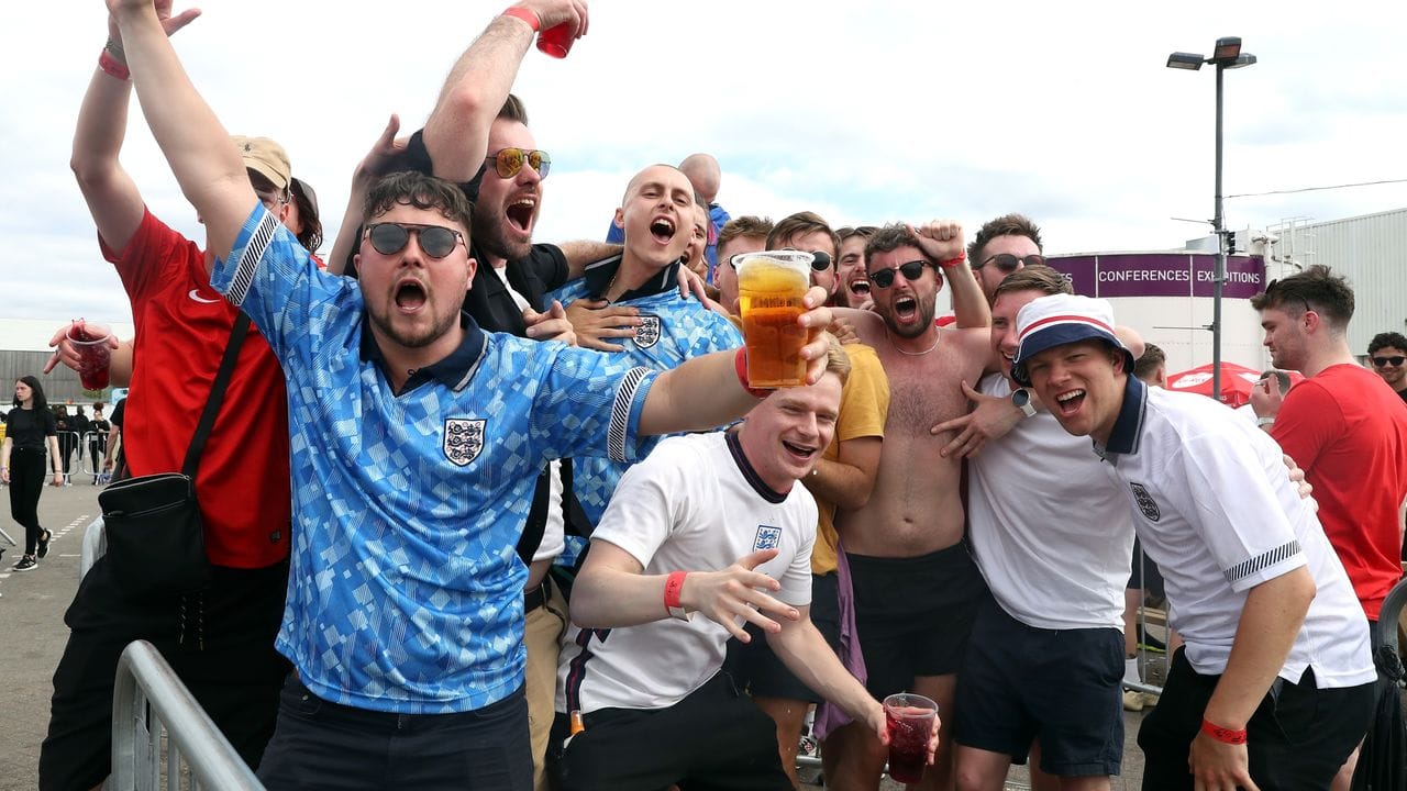 Englische Fans feiern bei einem Public Viewing in Manchester den Sieg ihrer Mannschaft.
