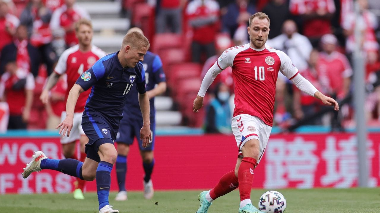 Befindet sich nach seinem Kollaps gegen Finnland auf dem Wege der Besserung: Dänemark-Star Christian Eriksen (r).