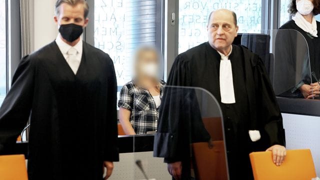 Die angeklagte Mutter zwischen ihren Anwälten Felix Menke (l) und Thomas Seifert (r) im Gerichtssaal. Die angeklagte Mutter zwischen ihren Anwälten Felix Menke (l) und Thomas Seifert (r) im Gerichtssaal.