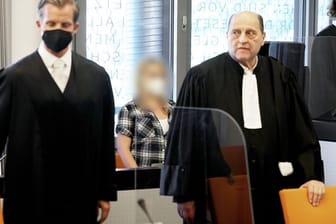 Die angeklagte Mutter zwischen ihren Anwälten Felix Menke (l) und Thomas Seifert (r) im Gerichtssaal.
