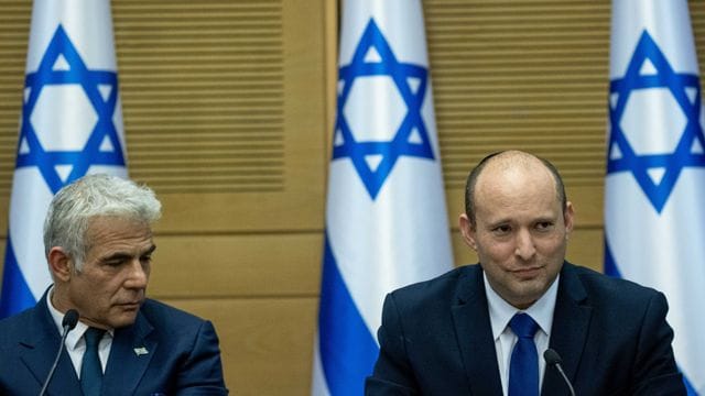 Naftali Bennett (r) und Jair Lapid während der ersten Kabinettssitzung der neuen Regierung. Naftali Bennett (r) und Jair Lapid während der ersten Kabinettssitzung der neuen Regierung.
