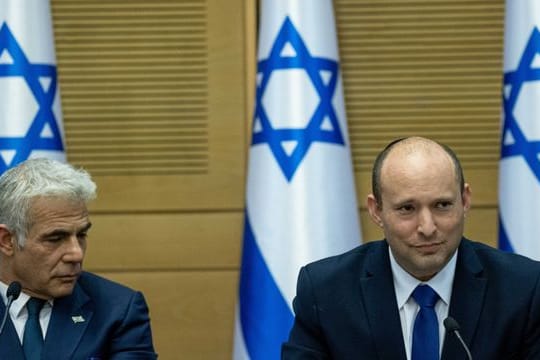Naftali Bennett (r) und Jair Lapid während der ersten Kabinettssitzung der neuen Regierung.