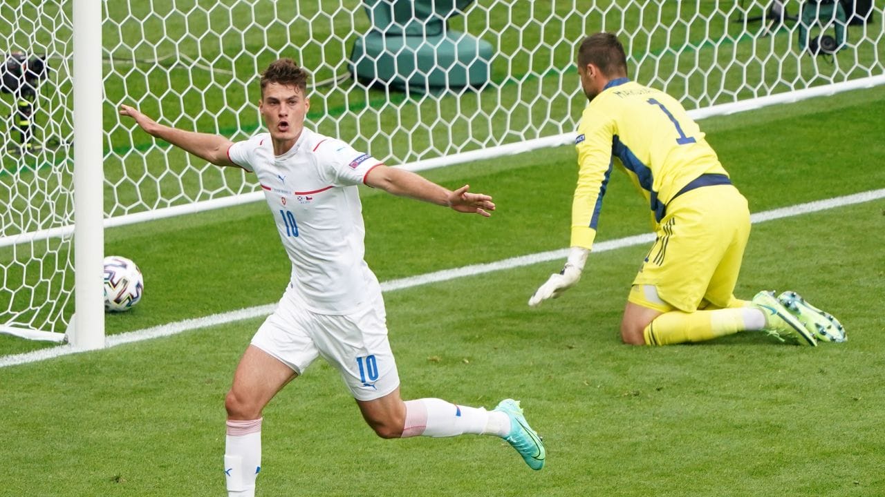 Der Tscheche Patrik Schick (l) dreht nach seinem ersten Treffer jubelnd ab. Der Tscheche Patrik Schick (l) dreht nach seinem ersten Treffer jubelnd ab.