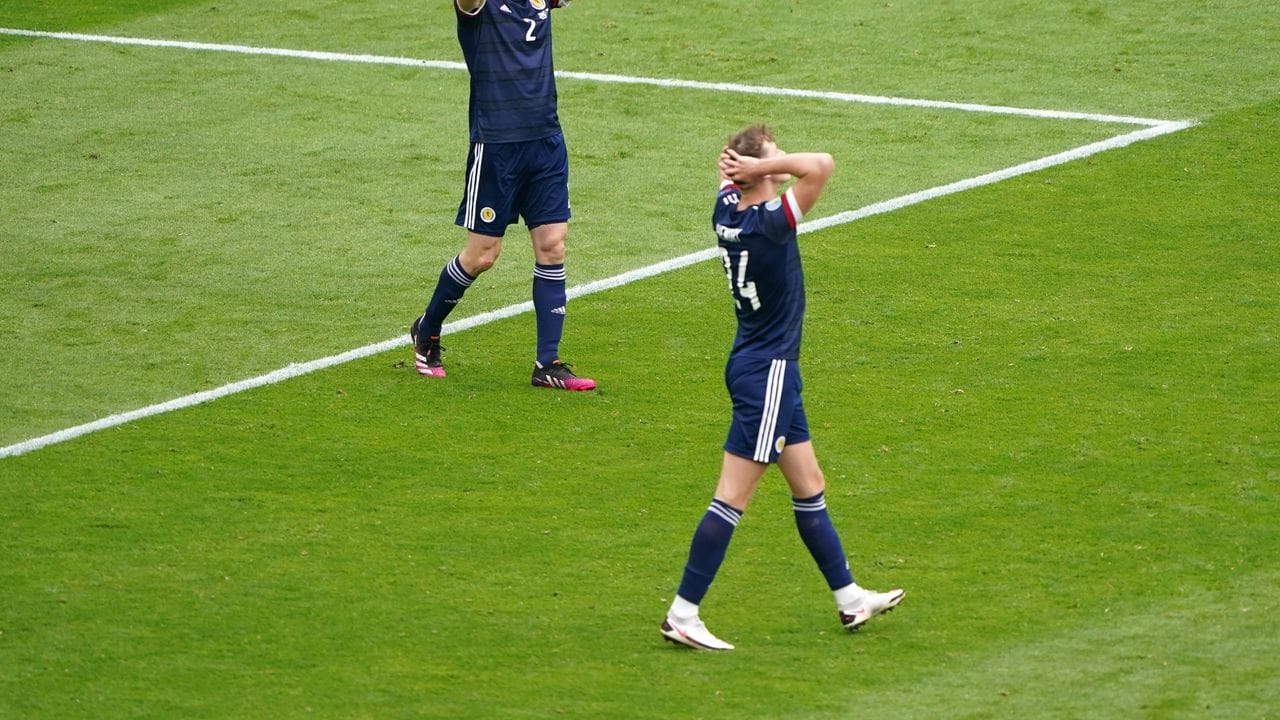 Die Schotten Stephen O'Donnell (l) und Jack Hendry sind nach dem ersten Gegentreffer frustriert. Die Schotten Stephen O'Donnell (l) und Jack Hendry sind nach dem ersten Gegentreffer frustriert.