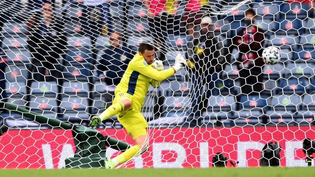 Schottlands Torhüter David Marshall kommt beim 2:0 zu spät und landet mit im Netz. Schottlands Torhüter David Marshall kommt beim 2:0 zu spät und landet mit im Netz.