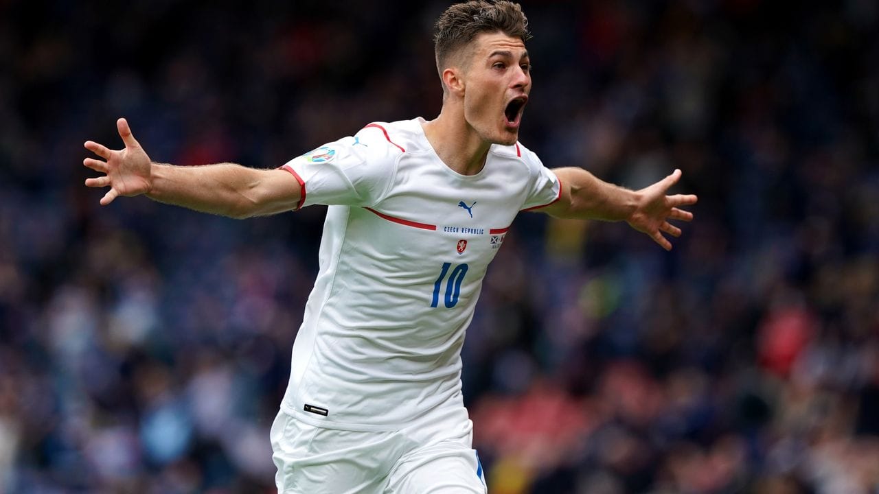 Spektakulär aus großer Entfernung traf Patrik Schick zum 2:0. Spektakulär aus großer Entfernung traf Patrik Schick zum 2:0.