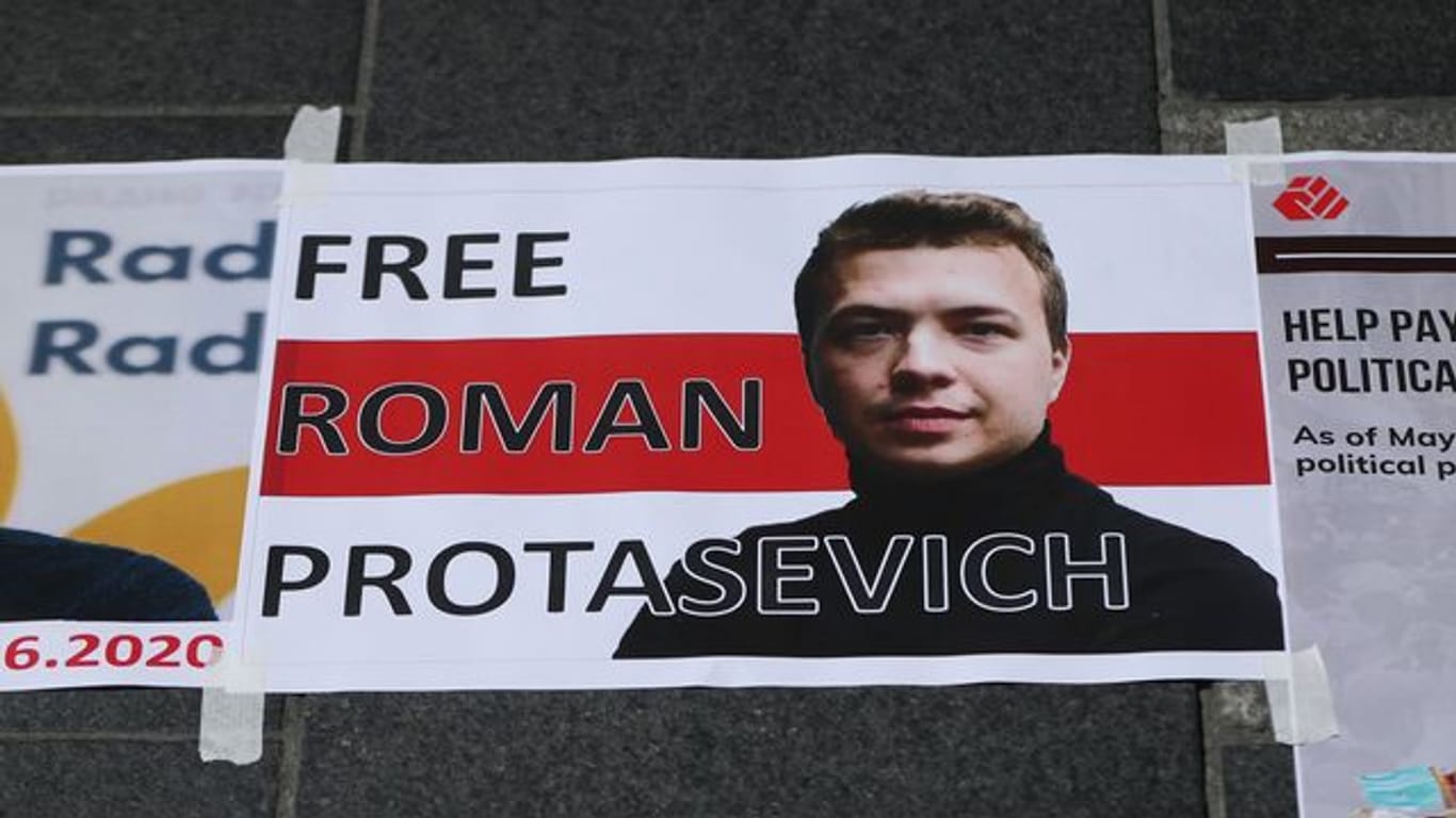 Ein Schild mit einem Porträt des verhafteten belarussischen Journalisten Protassewitsch und der Aufschrift "Befreit Roman Protassewitsch".