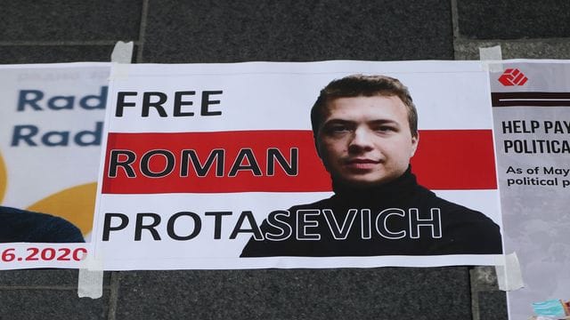 Ein Schild mit einem Porträt des verhafteten belarussischen Journalisten Protassewitsch und der Aufschrift "Befreit Roman Protassewitsch". Ein Schild mit einem Porträt des verhafteten belarussischen Journalisten Protassewitsch und der Aufschrift "Befreit Roman Protassewitsch".