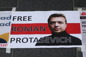 Ein Schild mit einem Porträt des verhafteten belarussischen Journalisten Protassewitsch und der Aufschrift "Befreit Roman Protassewitsch".