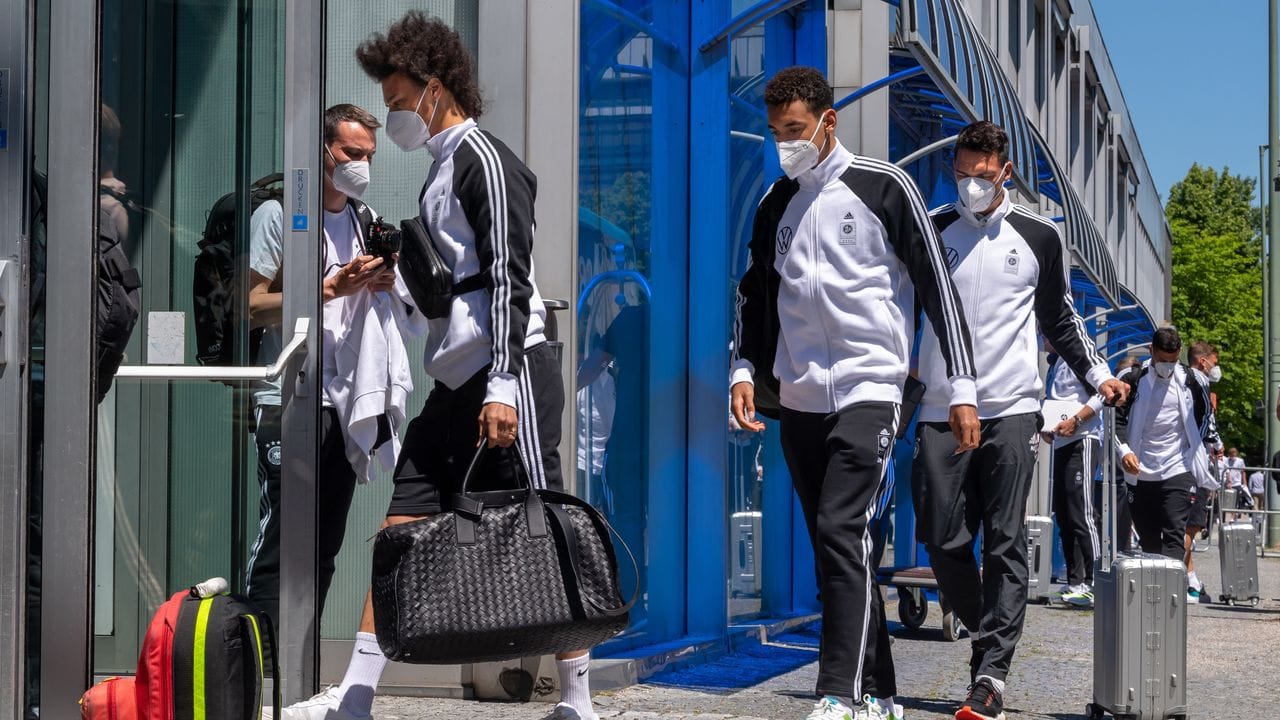 Die deutschen Nationalspieler, vorneweg Leroy Sane (l) und Jamal Musiala (M) betreten das Teamhotel in München. Die deutschen Nationalspieler, vorneweg Leroy Sane (l) und Jamal Musiala (M) betreten das Teamhotel in München.