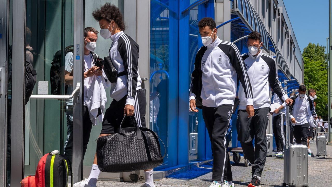 Die deutschen Nationalspieler, vorneweg Leroy Sane (l) und Jamal Musiala (M) betreten das Teamhotel in München.