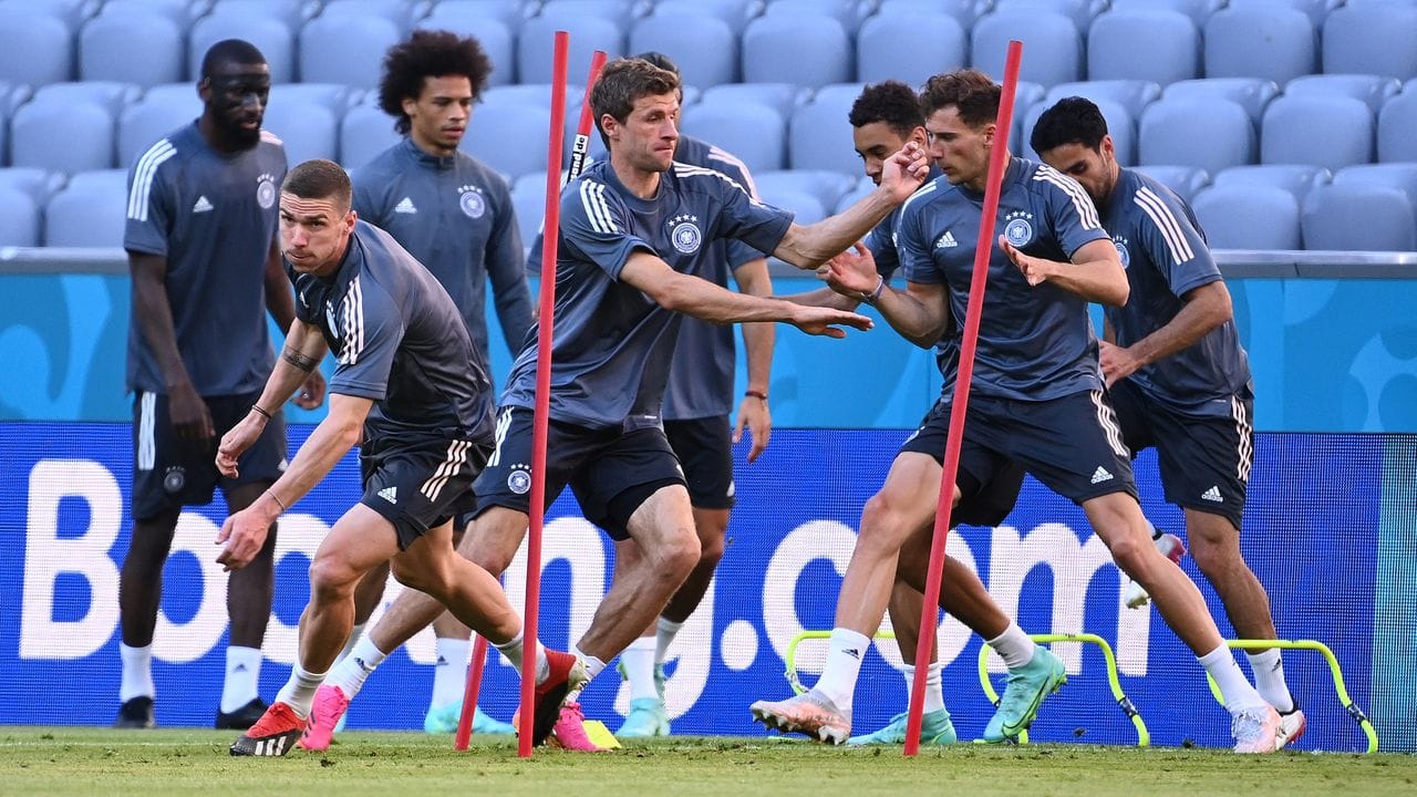 In München bereitet sich die deutsche Mannschaft auf das Spiel gegen Frankreich vor. In München bereitet sich die deutsche Mannschaft auf das Spiel gegen Frankreich vor.