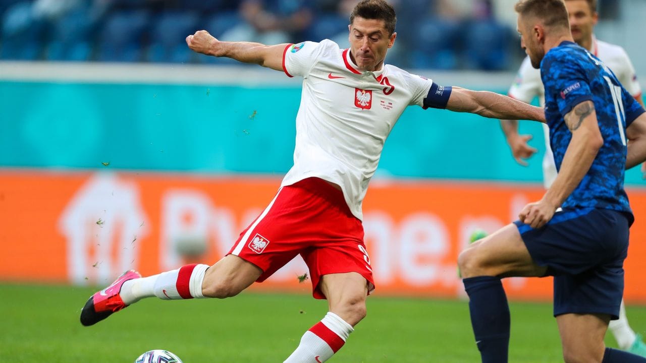 Die Polen um Weltfußballer Robert Lewandowski (l) taten sich schwer.