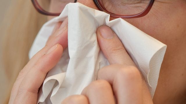 Die zunächst in Indien entdeckten Corona-Variante Delta kann bei Patienten anscheinend etwas andere Symptome als frühere Corona-Typen verursachen. Die zunächst in Indien entdeckten Corona-Variante Delta kann bei Patienten anscheinend etwas andere Symptome als frühere Corona-Typen verursachen.